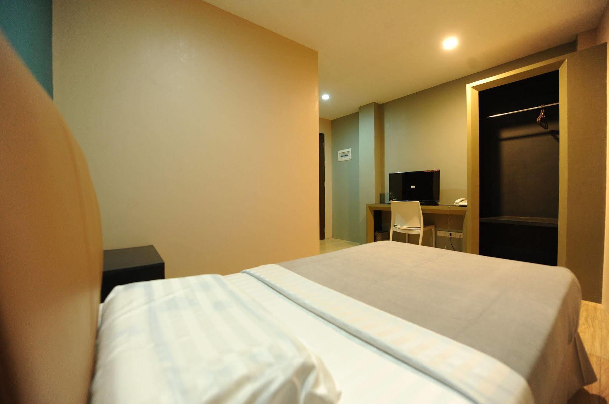 Urban Living Zen Hotel Davao City Exterior foto
