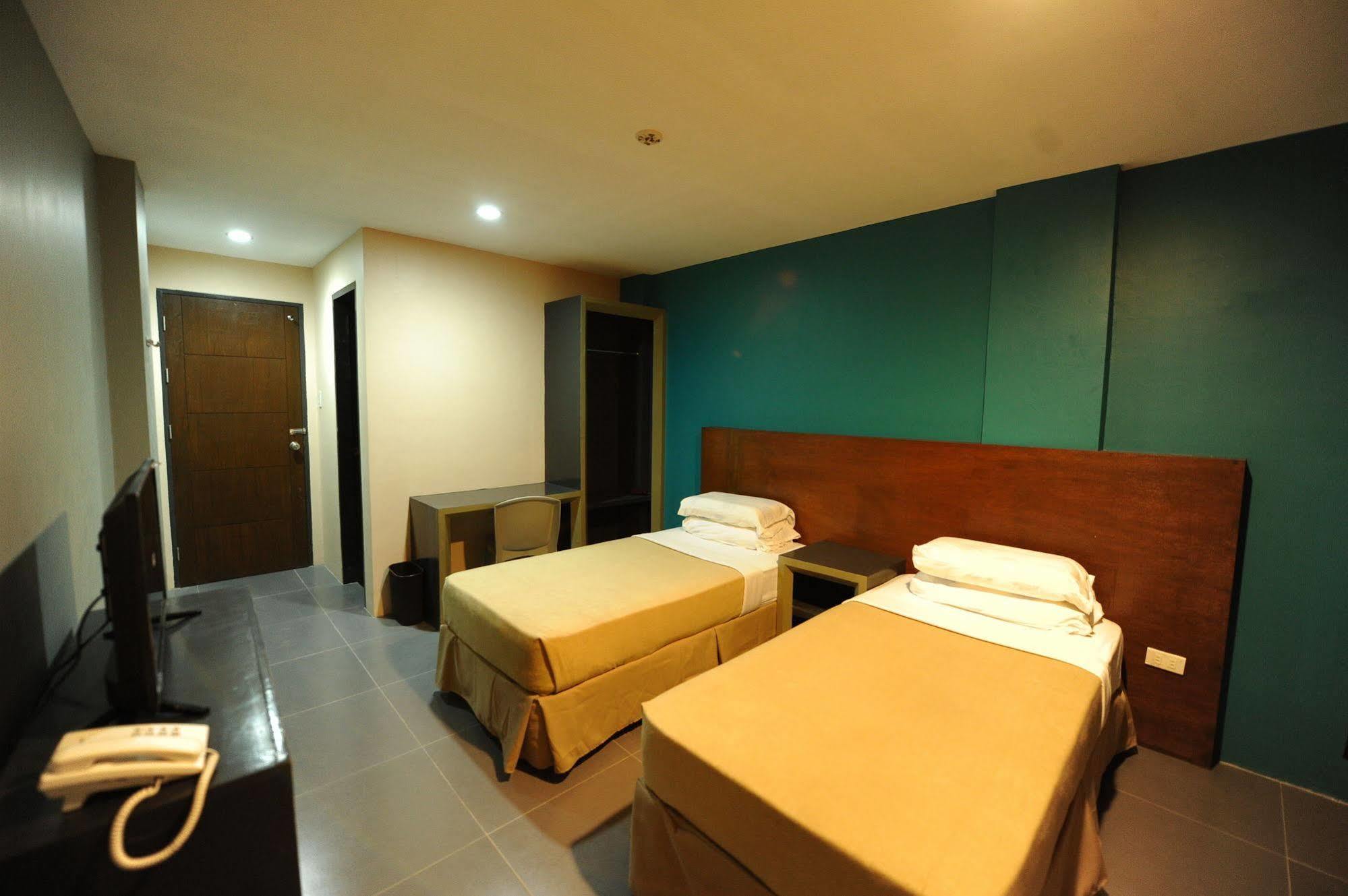 Urban Living Zen Hotel Davao City Exterior foto